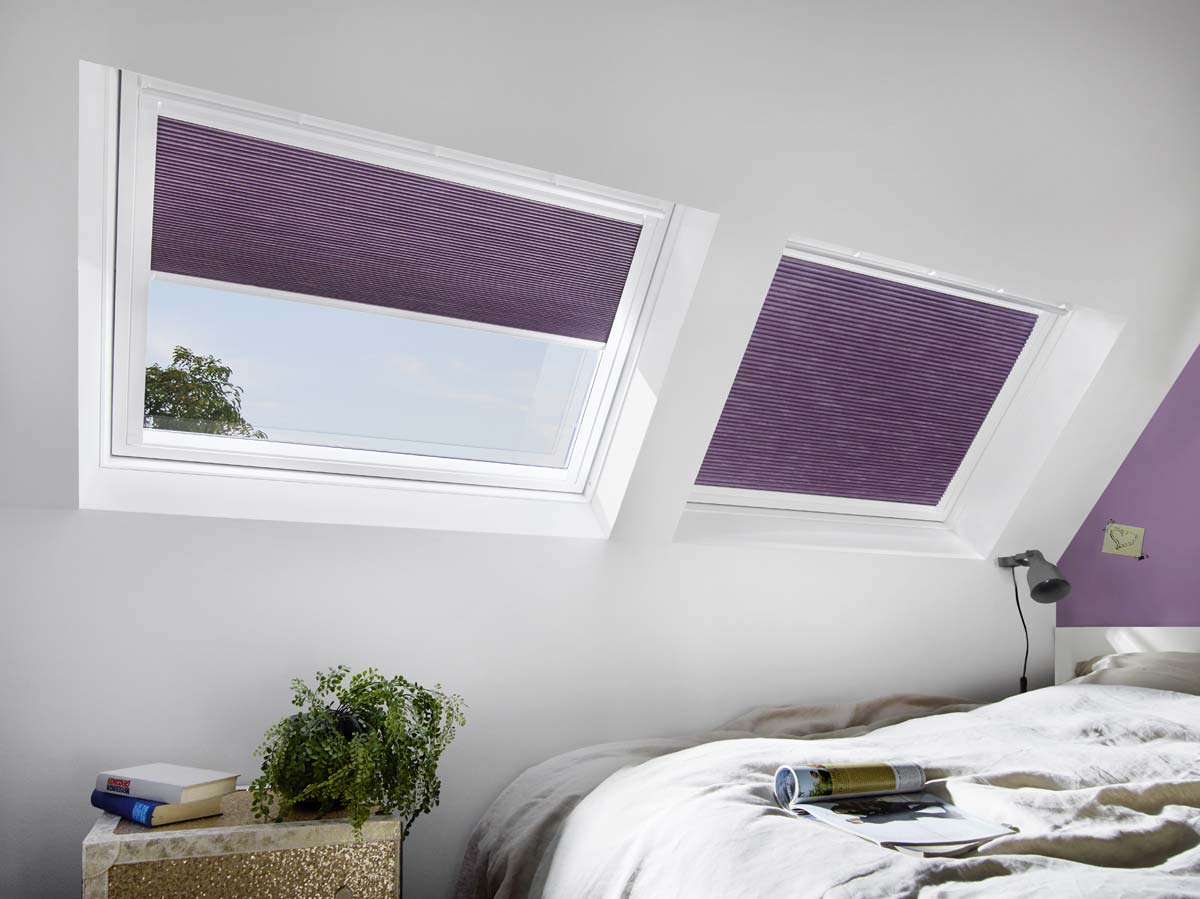 Dachfenster Plissee im Schlafzimmer – Verdunkelung an zwei Velux-Fenstern im Dachgeschoss