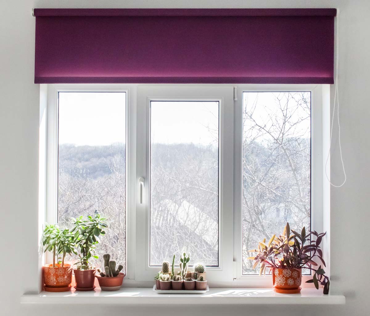 Verdunkelungsrollo Wandmontage – an der Wand über der Fensternische verschraubt
