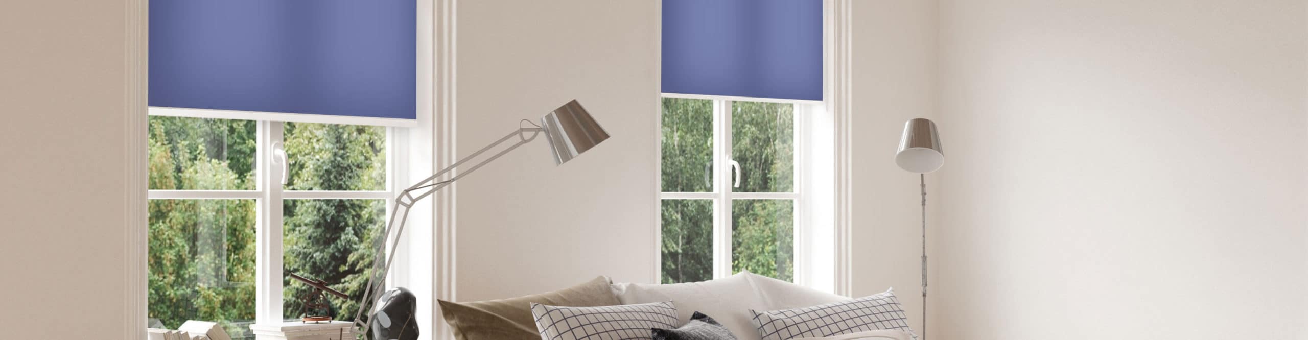 Verdunkelndes Rollo in Blau am Fenster – Verdunkelungsrollo fürs Kinderzimmer