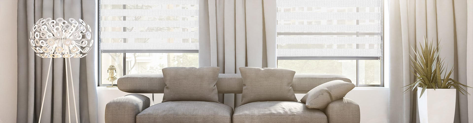 Weisse Doppelrollos als neutrales Stilelement in Ihrer Wohnung. Frei kombinierbar mit anderen Designs und Farben.