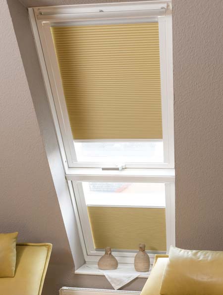 Dachfenster Plissee am Velux-Fenster mit seitlichen Führungsschienen – Verdunkelung im Dachgeschoss
