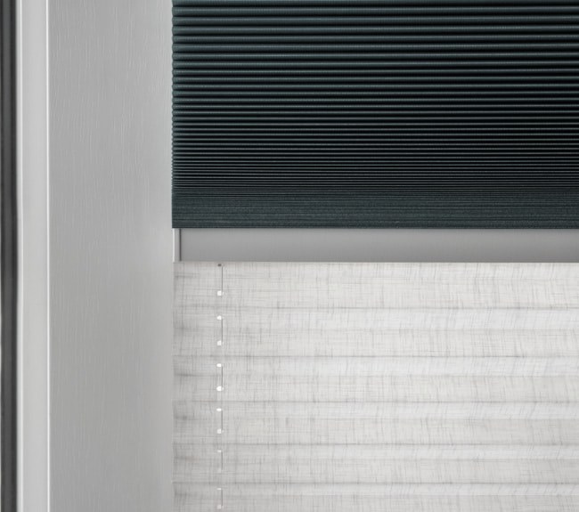 Doppelplissee für Tag und Nacht – transparente und verdunkelnde Stoffbahn am Fenster