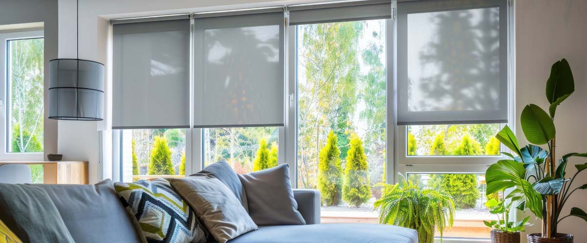 Sonnenschutz innen – Rollos am Wohnzimmerfenster dämpfen die Sonne