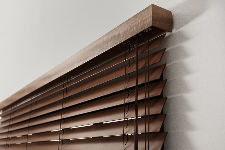 Holzjalousie mit Blende zur Wandmontage - An der Wand montiert mit Universalhaltern.