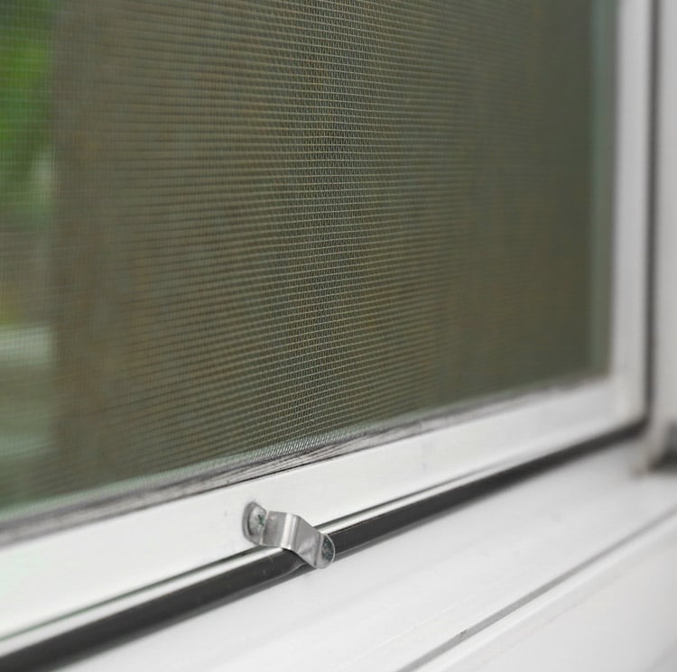 Fliegengitter am Fenster einfach einkemmen