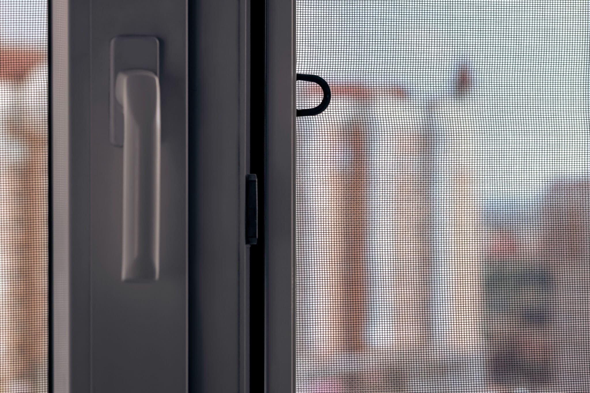 Insektenschutz nach Maß – Fliegengitter am Fenster hält Mücken draußen
