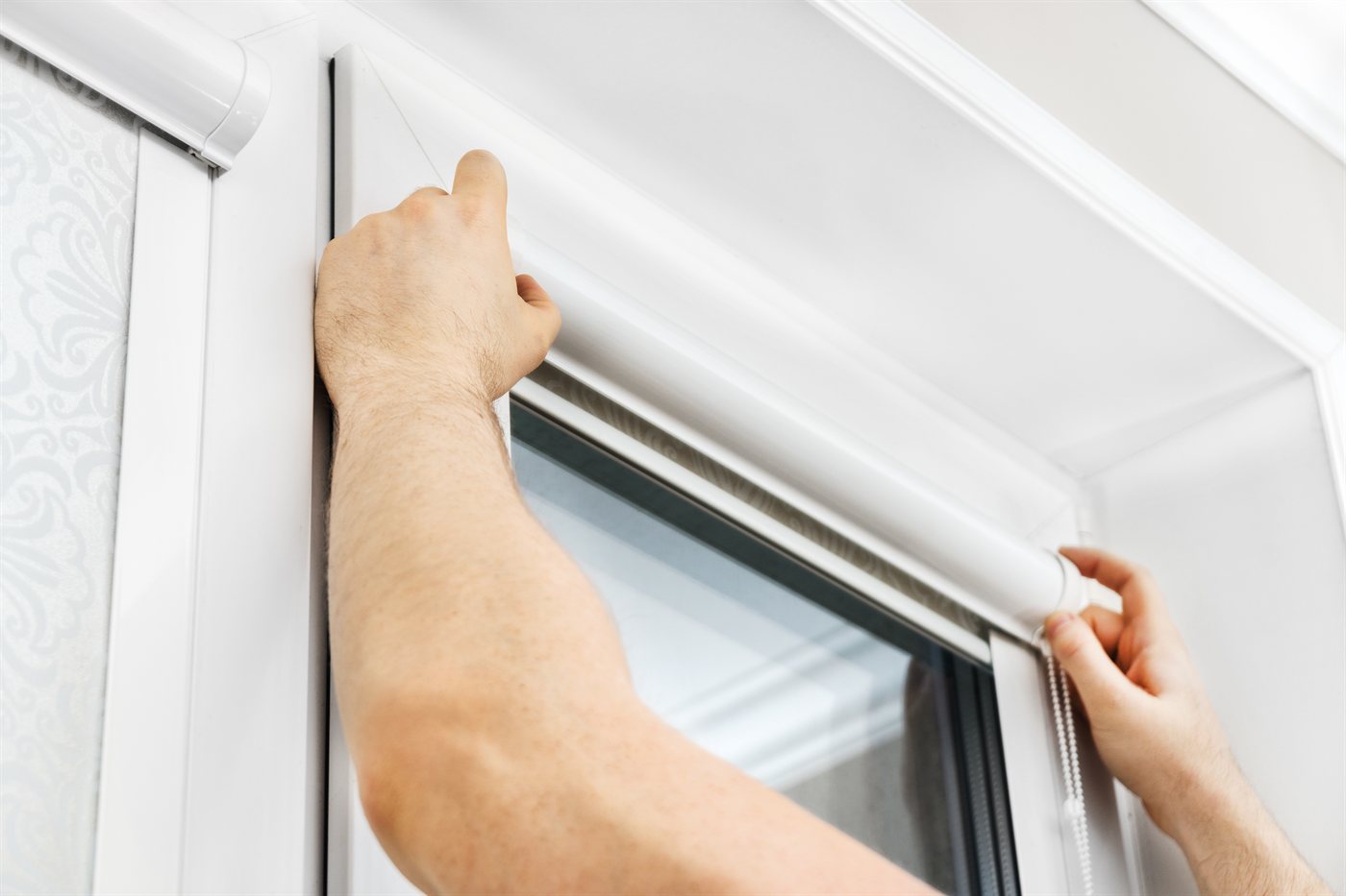 Rollo ohne Bohren zum Kleben – Klebehalter am Fensterrahmen andrücken