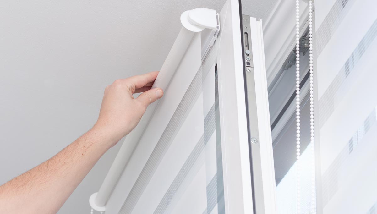 Doppelrollos bzw. Duorollos ohne Bohren am Fenster innen montieren.